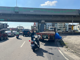 高雄鳳仁路驚傳死亡事故！大貨車右轉釀禍　女騎士命喪輪下
