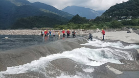 來義大橋下男童戲水沉入水中！消防開挖截流歷時近4小時救出