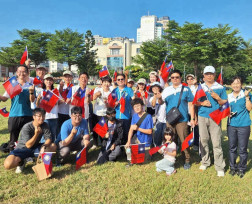 嘉藥學子登玉山展國旗 師生國慶參與府城升旗