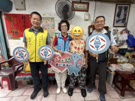 台電鳳山區處重陽節送愛到甲仙　助長者「換燈」更安全