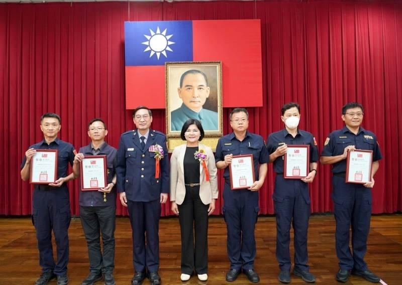 雲縣長表揚績優警民力　祝賀警察節快樂