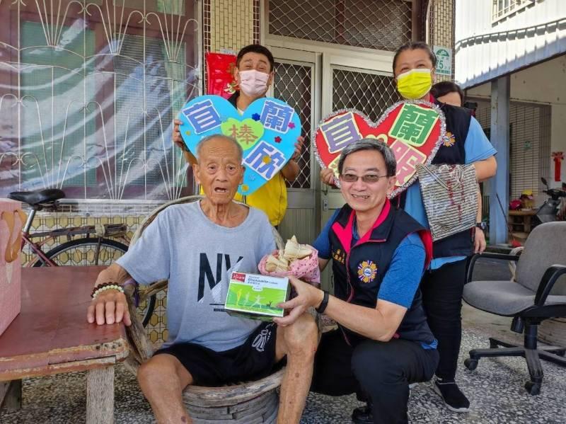 宜蘭榮服處端節訪慰榮民 轉贈慶福基金會愛心涼感衣