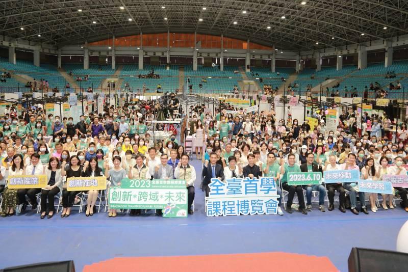 人才決勝未來 第五屆全臺首學課程博覽會登場 南市教育局聯手台積電與成功大學小學到大學齊聚展創意 展現臺南未來教育力