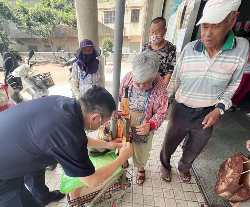 製作反光貼條增加能見度　北港警宣導長者行的安全