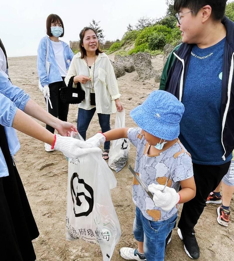 新北市漁業處響應世界海洋日 攜手五區漁會舉辦「五區五淨港」活動 清出3405公斤海漂垃圾