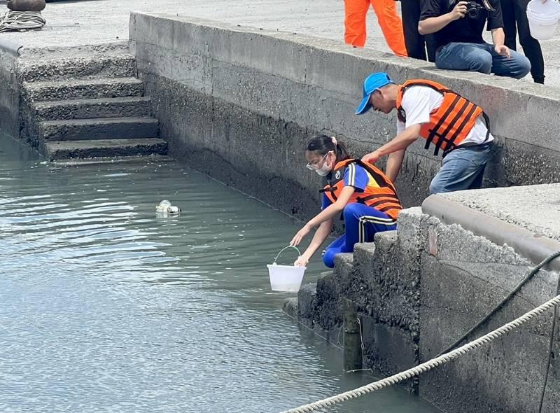 台塑攜手雲林區漁會放流魚苗　護育海洋生態提高漁民收益