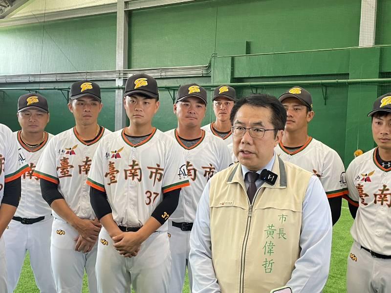 臺南市長黃偉哲視察亞太成棒副球場與城市棒球隊互動  備戰112全國運動會棒球資格賽開打