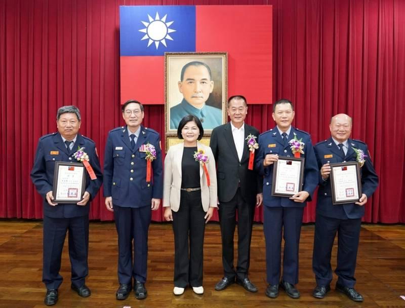 雲縣長表揚績優警民力　祝賀警察節快樂