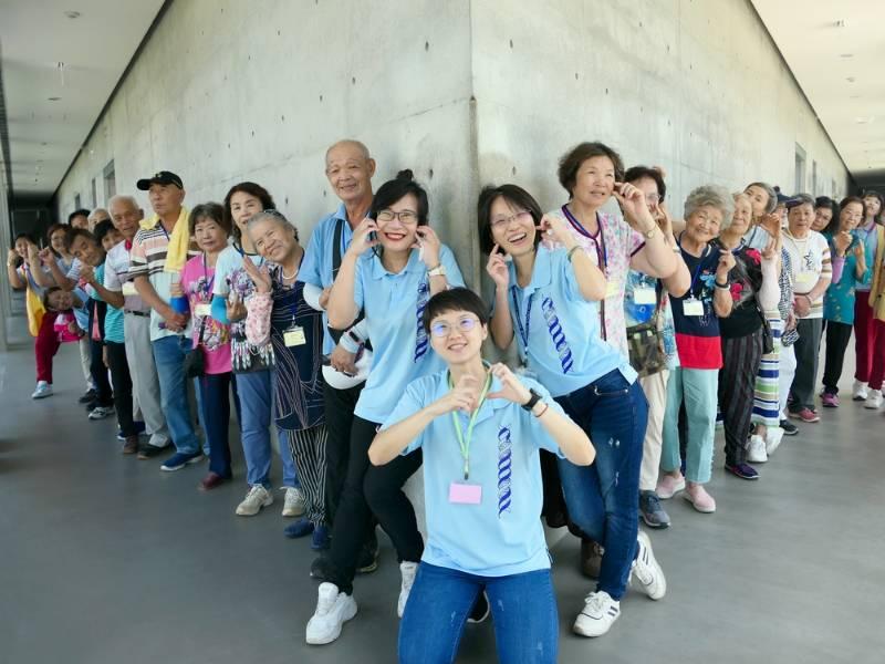 青銀共遊藝同趣旅行　關懷據點長輩體驗大學生活