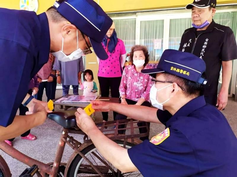 臺西警長青食堂交安宣導　為長輩黏貼反光條