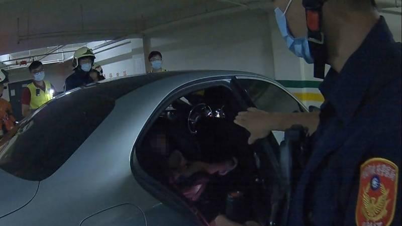 媽媽下車妹妹鎖車上. 警消果斷破窗救援