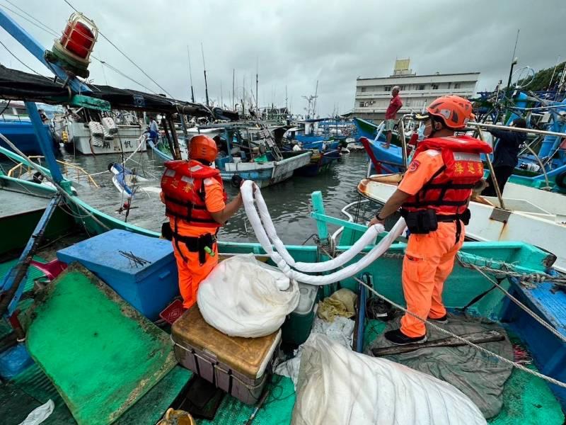 臺東富岡漁港2漁船沈沒 海巡協助防油污漏出擴散