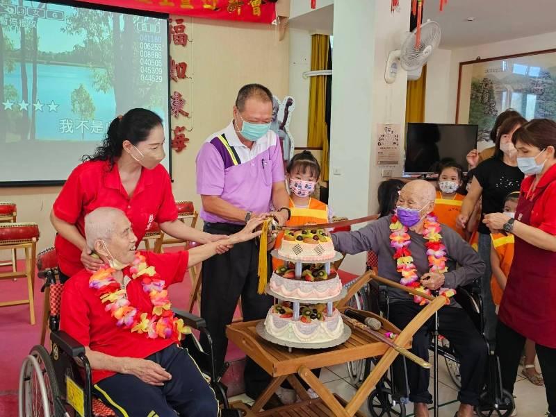 田中鎮幼園擊鼓獻舞 祝彰化榮家長輩生日快樂