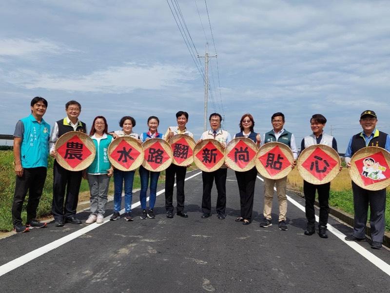 臺南市長黃偉哲視察下營茅港尾(三)早期農地重劃區農水路改善成果，指示持續與農田水利署加強合作爭取推動農水路修繕