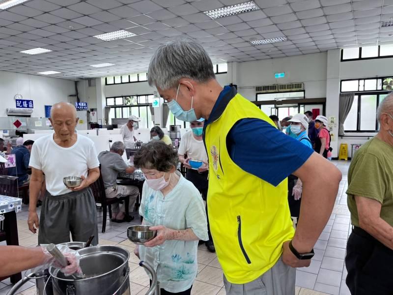 喜憨兒台南庇護工場捐助物資 關懷中彰榮家長輩生活