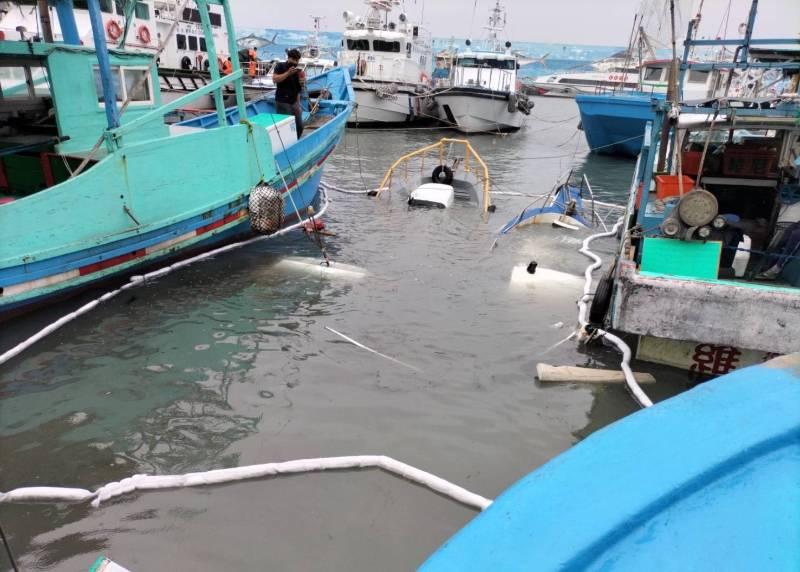 臺東富岡漁港2漁船沈沒 海巡協助防油污漏出擴散