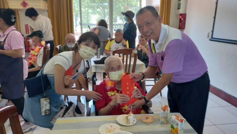 田中鎮幼園擊鼓獻舞 祝彰化榮家長輩生日快樂