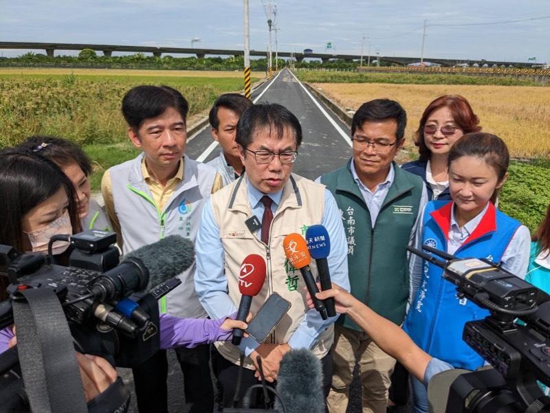 臺南市長黃偉哲視察下營茅港尾(三)早期農地重劃區農水路改善成果，指示持續與農田水利署加強合作爭取推動農水路修繕