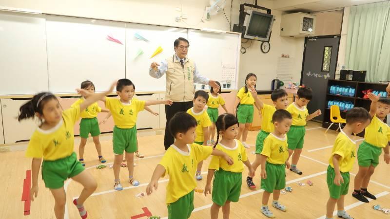 南市公幼暑假延長照顧服務再升級 黃偉哲市長與幼兒園幼童互動