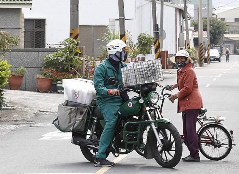 郵務士徒步牽車 愛心受鄰居讚賞