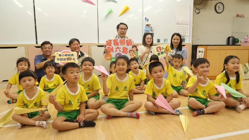 南市公幼暑假延長照顧服務再升級 黃偉哲市長與幼兒園幼童互動