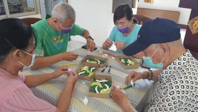 彰化榮家辦樂齡課程 住民手作蠶寶寶憶兒時