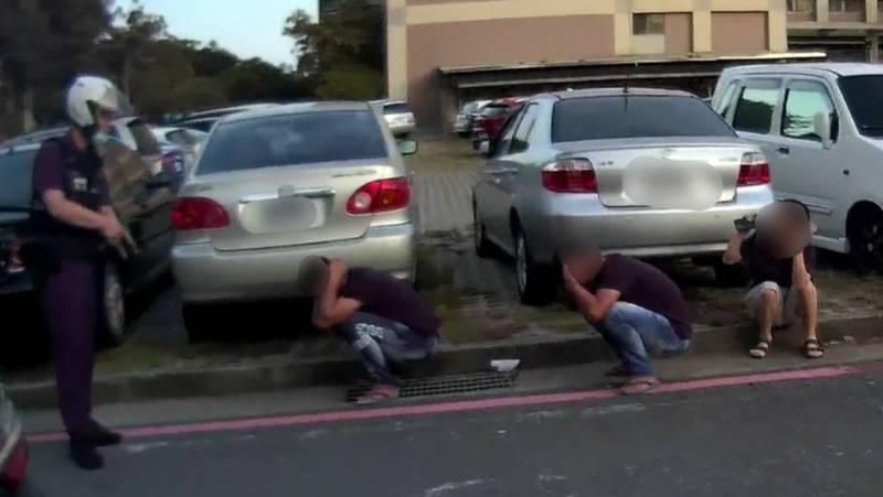 駕車遇警狂奔 遭警包抄驚呆受檢起獲大量毒品送辦