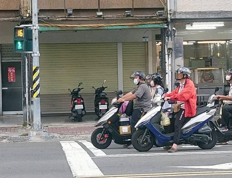 高市交通局回應機車族需求  夏季縮短綠燈時間