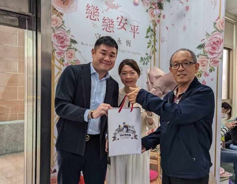 臺南七夕結婚好甜蜜 黃偉哲市長送新人祝福禮