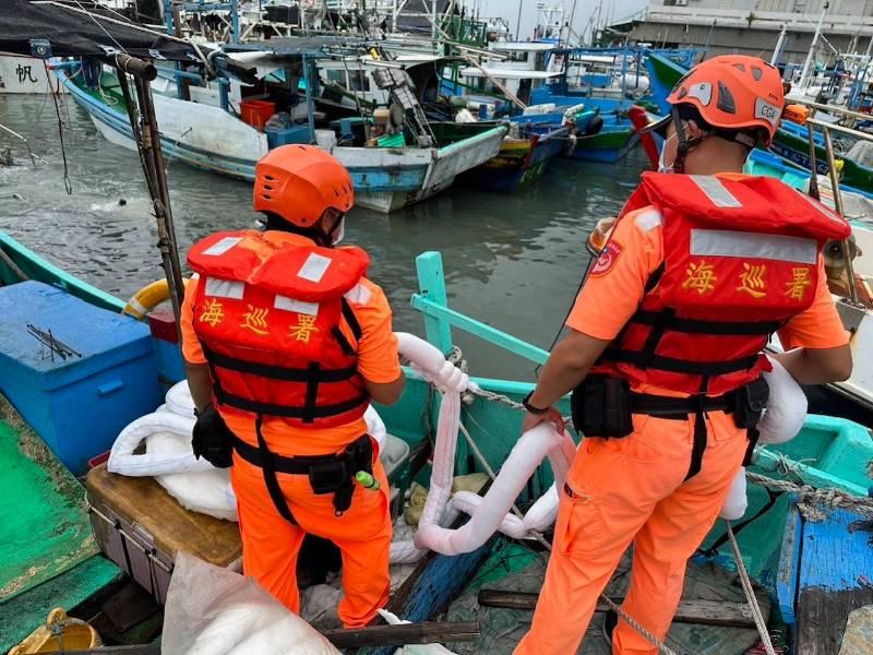 臺東富岡漁港2漁船沈沒 海巡協助防油污漏出擴散