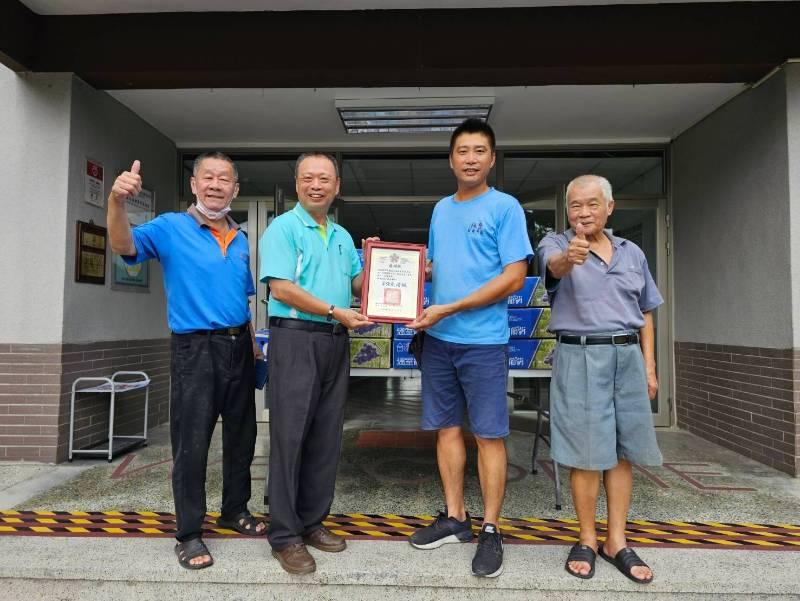 詠豐葡萄園贈愛心物資 彰榮長輩同仁吃在嘴裡甜在心裡