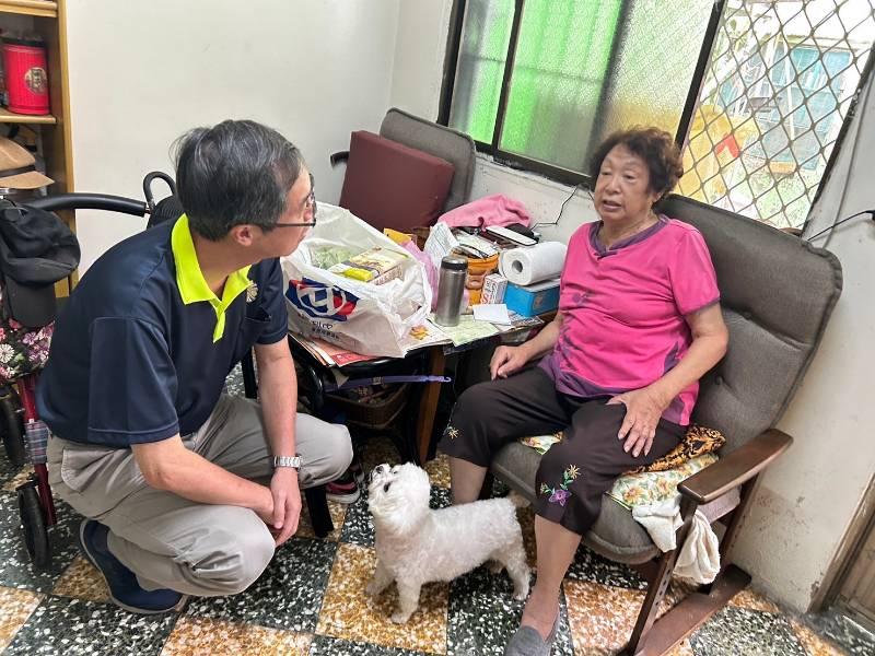 蘇拉颱來勢洶洶 屏東榮服處風雨無阻訪慰榮民眷