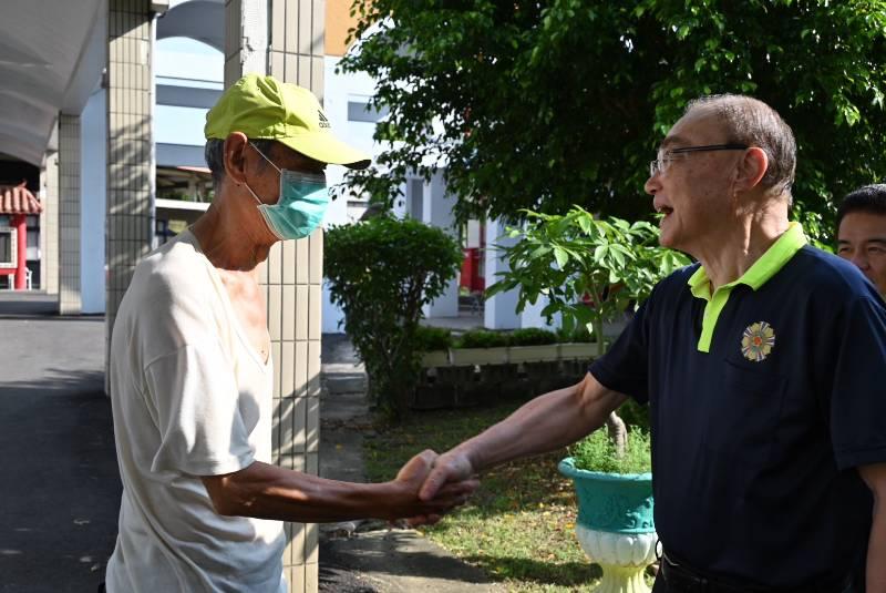 大鵬主委視導中彰榮家 關懷住民長輩