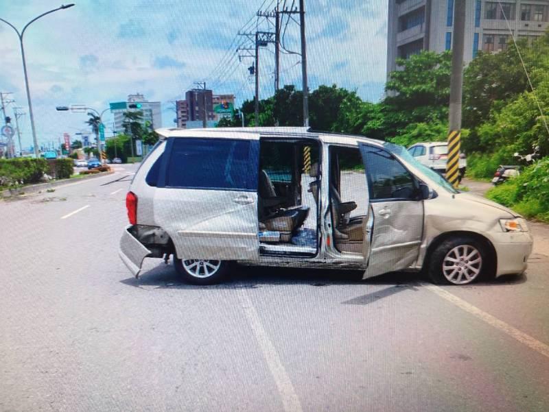 曳引車變換車道不當 造成後2台車連環撞