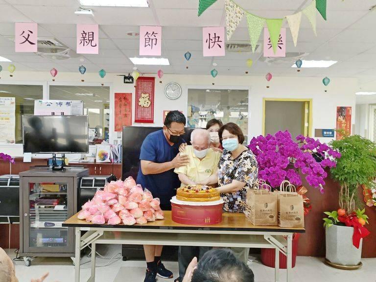 雲林榮家辦洗腳報親恩　送壽桃祝爸爸健康長壽