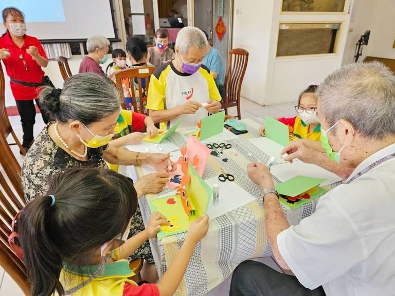 田中重愛幼兒園做卡片　祝彰化榮家父親節快樂