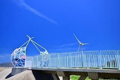 濱海自行車道新亮點  琴動濱海橋繽紛登場