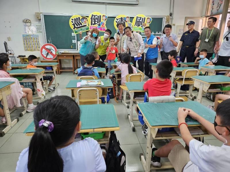 開學前大滅孓，無蚊校園最安心！開學首日，黃偉哲市長護童平安喜返校