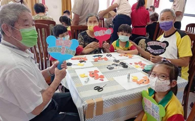 田中重愛幼兒園做卡片　祝彰化榮家父親節快樂