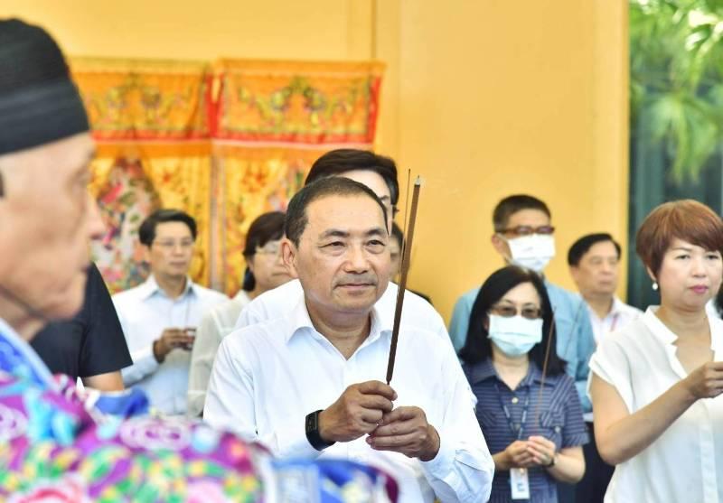 112年中元普渡祭典&nbsp;侯友宜祈求颱風不要來、登革熱無影蹤