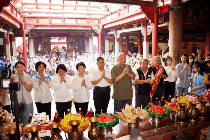 「義魄千秋」義民祭竹縣褒忠義民廟啟動　中臺八縣市首長挑起各地商圈特產參加挑擔祈福