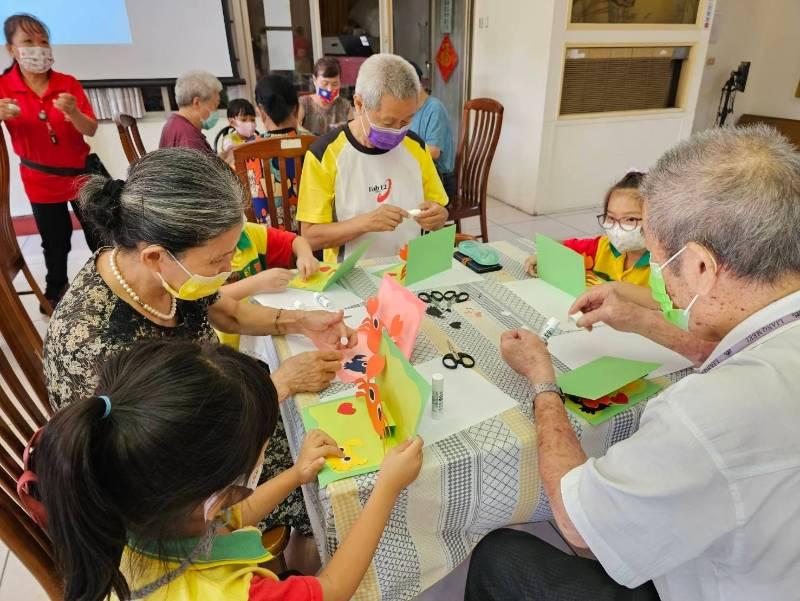 幼園手做卡片 祝福榮家爺爺88節快樂