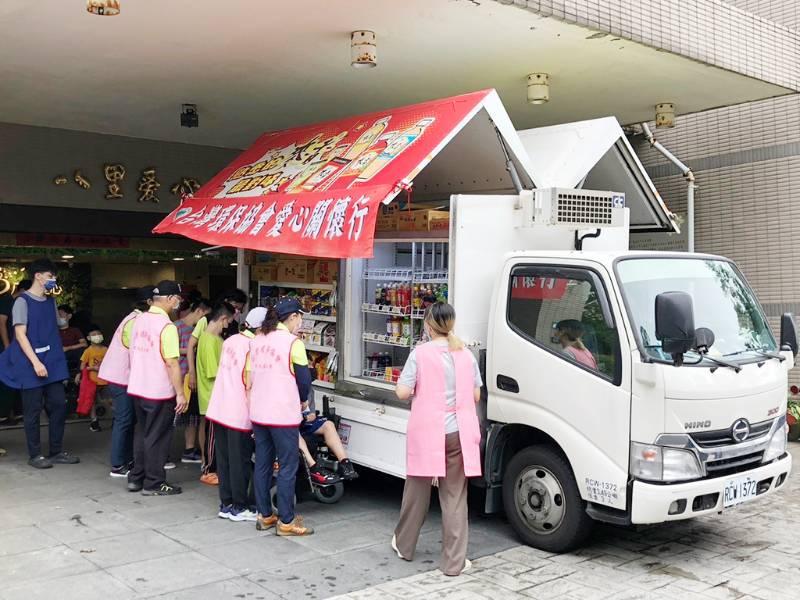 「來來，泡麵飲料大俗賣！」  佰元愛心會行動柑仔店陪教養院生購物趣