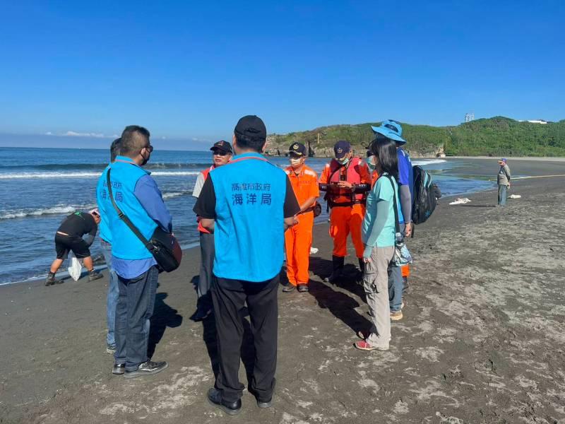 協助旗津海水浴沙灘場除污  海洋局預估今日下午2點完成