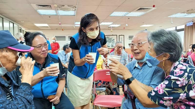 八德榮家咖啡社成果展飄香成果　住民長輩展現專業進階花式咖啡調製技巧