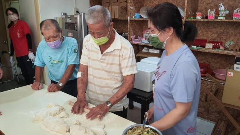 愛上懷舊古早味 彰化榮家住民手作水煎包