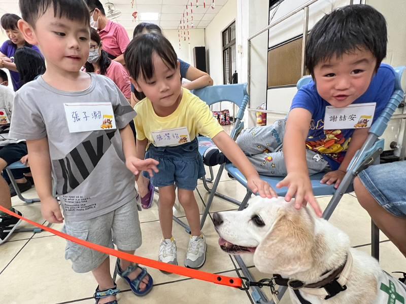 新北早療社區資源中心親子活動 Q萌治療犬 陪早療幼兒一起學習