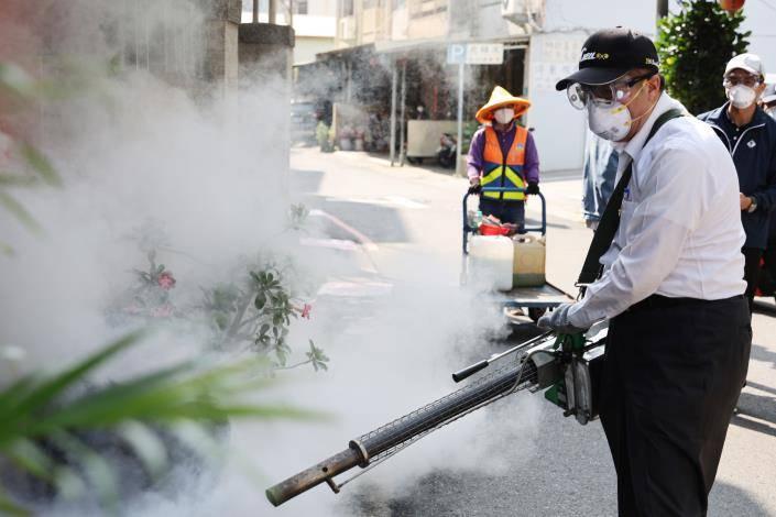 防疫沒有假期全力守護市民健康 黃偉哲實地進行戶外化學防治作業 