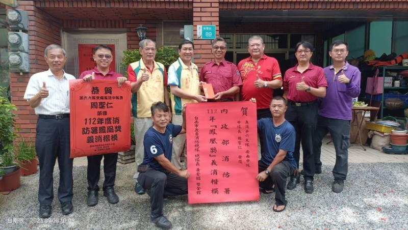 府城消防役男偕同資深義消不忘初衷，雙雙獲取消防署最高榮譽鳳凰獎－義消楷模