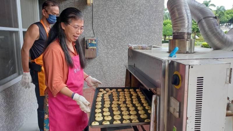 手作桃酥餅乾 彰化榮家住民體驗烘焙樂趣